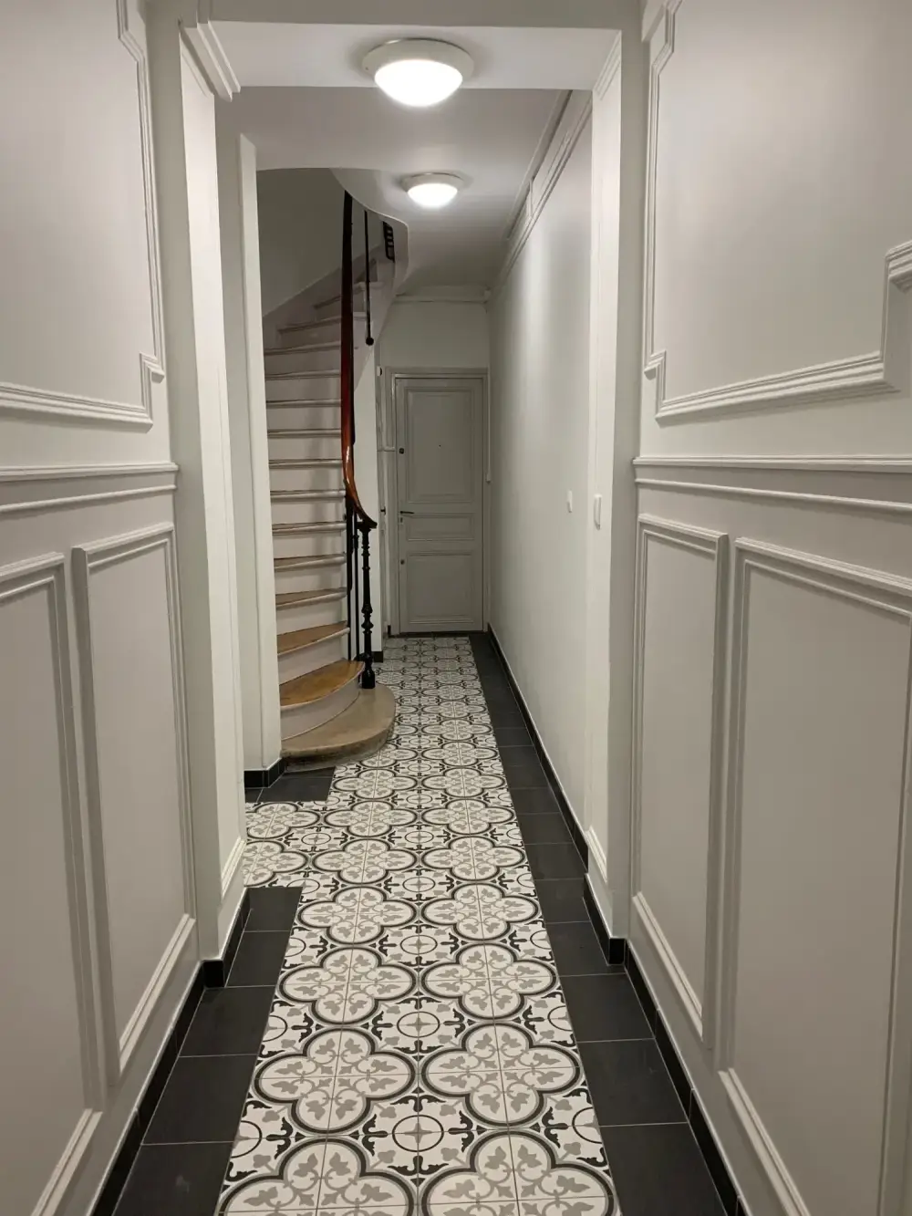 Hall d'entrée d'un immeuble Parisien Remplacement du revêtement de sol  & Peinture