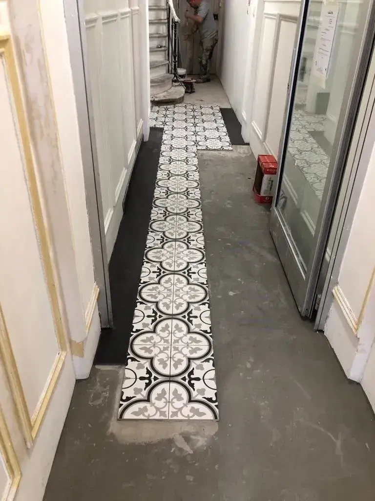 Remplacement_du_rev_tement_de_sol_du_hall_d_entr_e_pandant_travaux_2_PARIS_75017-renovation