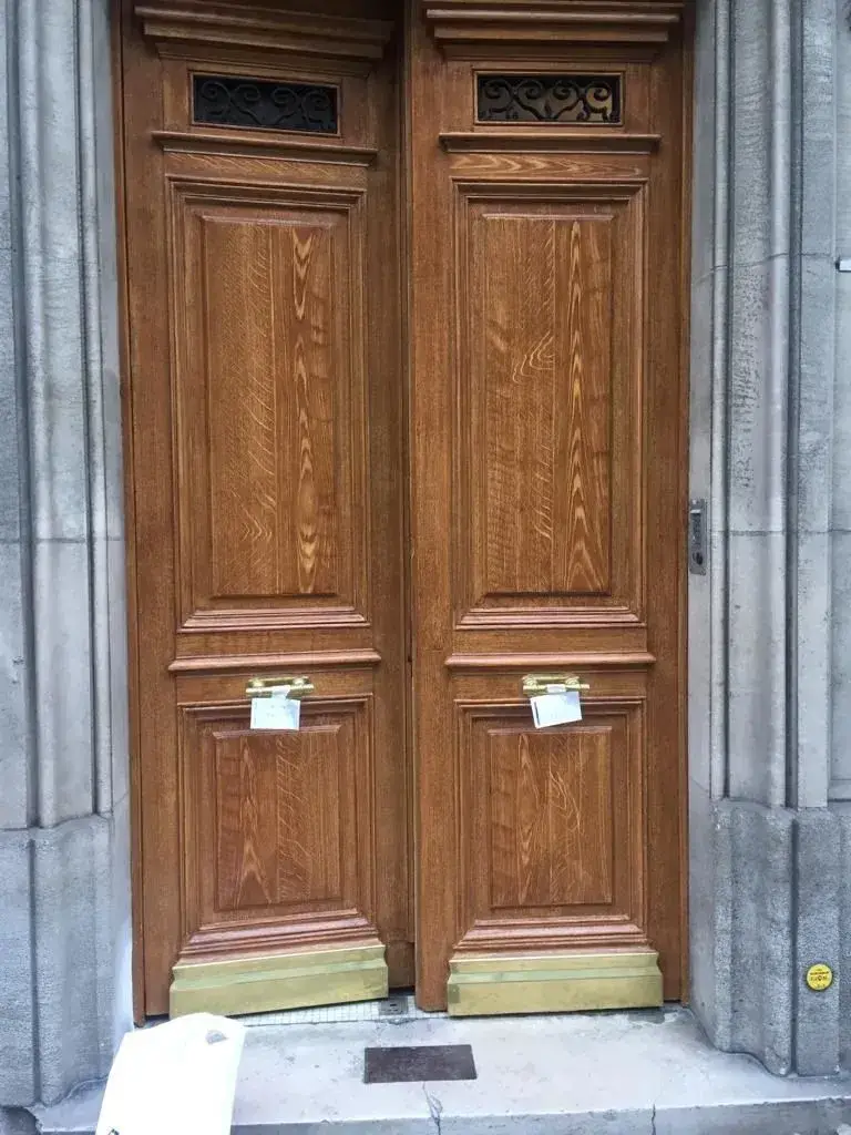 Quelques exemples de décoration en faux bois de portes d'immeubles réalisées par notre artiste peintre